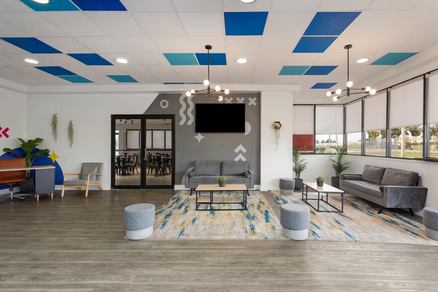 More Photos Of 2500 33rd St, Orlando Hotel For Sale