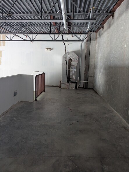 More Photos Of 585 NW Mercantile Pl, Port Saint Lucie Light Manufacturing For Sale