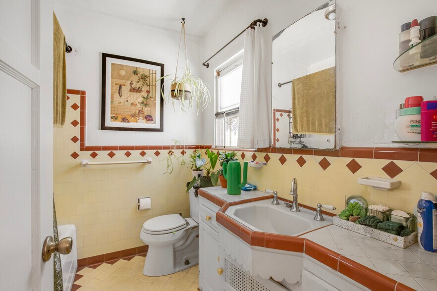 More Photos Of 209 Mira Mar Ave, Long Beach Multifamily For Sale