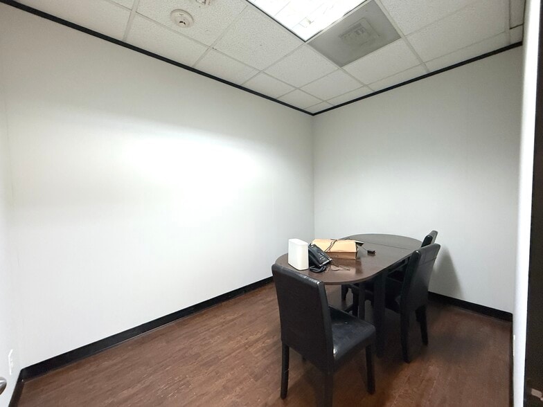 More Photos Of 6100 Corporate Dr, Houston Office For Sale