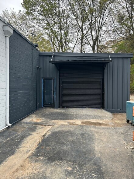 More Photos Of 904 Maple St, Carrollton Freestanding For Lease