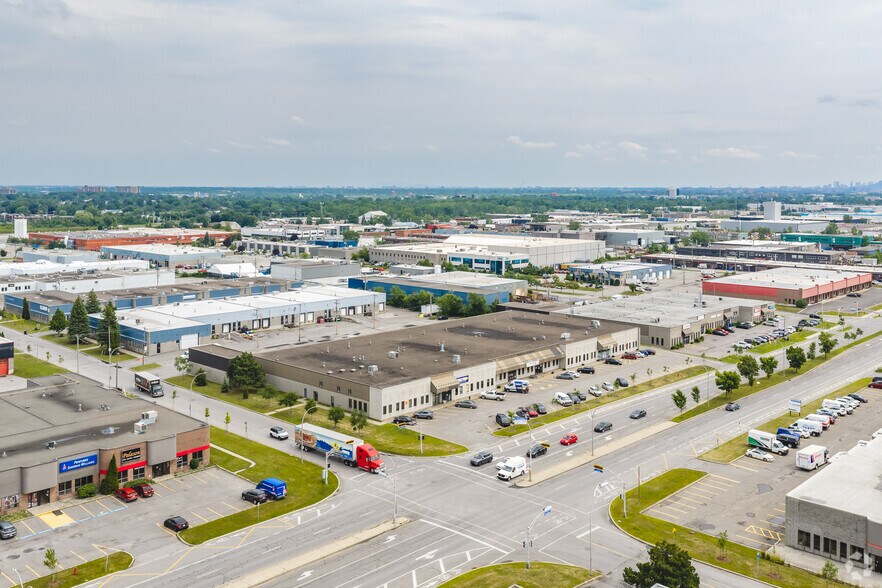 More Photos Of 3401-3421 Boul Industriel, Laval Light Distribution For Lease