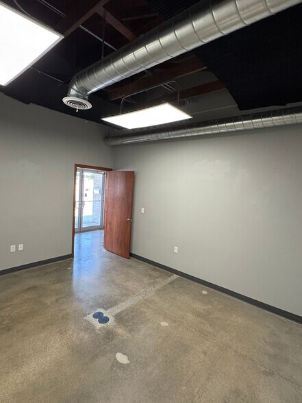More Photos Of 12911 Us-71 Hwy, Grandview Freestanding For Lease