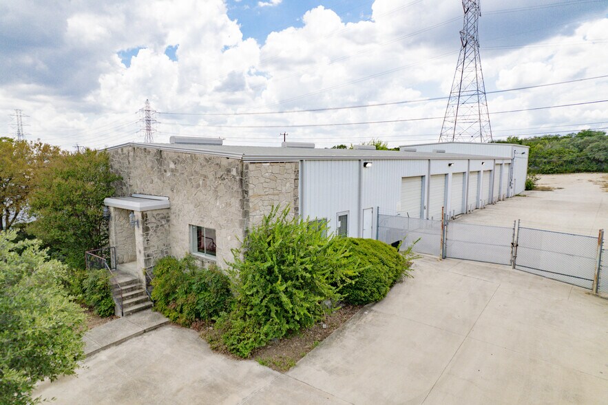 More Photos Of 13403 Western Oak Dr, Helotes Warehouse For Lease