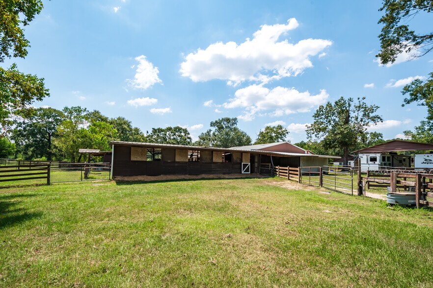 More Photos Of 16410 FM 1485 Rd, Conroe Veterinarian Kennel For Sale