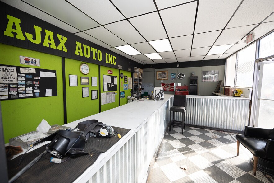 More Photos Of 10401 E US Highway 24, Independence Flex For Sale