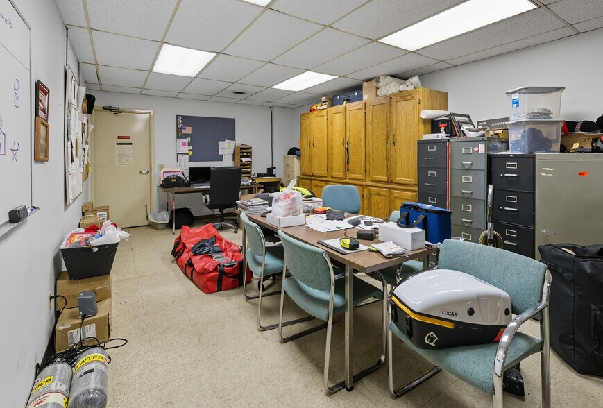 More Photos Of 513 E Saginaw St, Breckenridge Warehouse For Sale