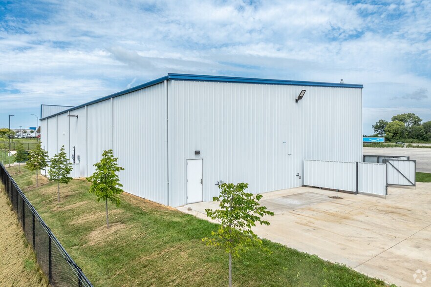 More Photos Of 1458 Northridge Cir, Altoona Auto Repair For Sale