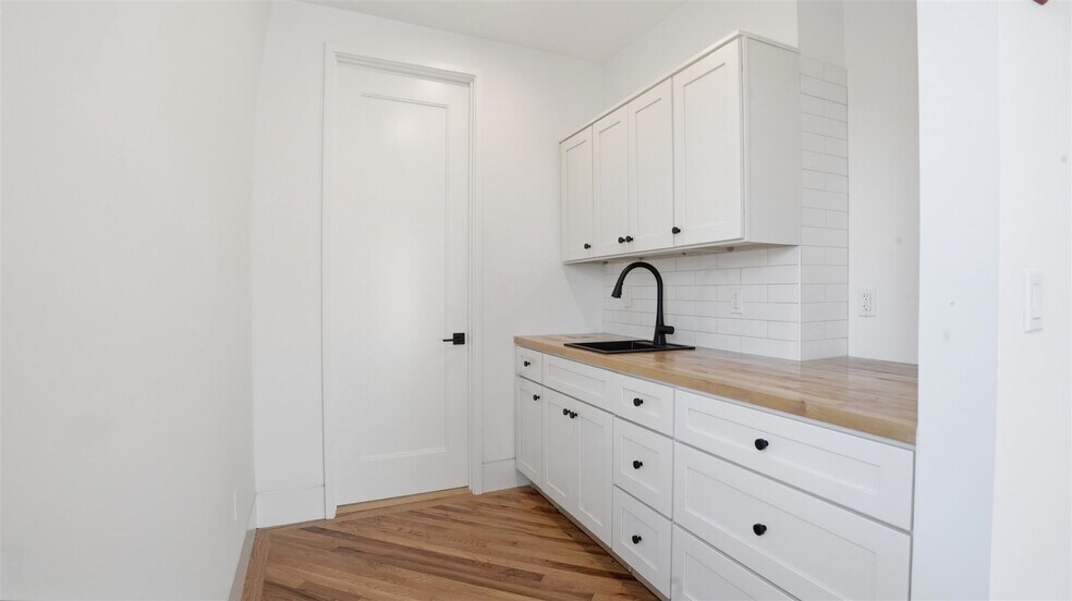 More Photos Of 200 W Montauk Hwy, Hampton Bays Freestanding For Lease