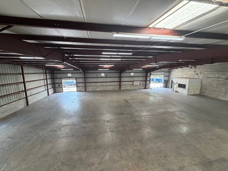 More Photos Of 12090 Metro Pky, Fort Myers Warehouse For Lease