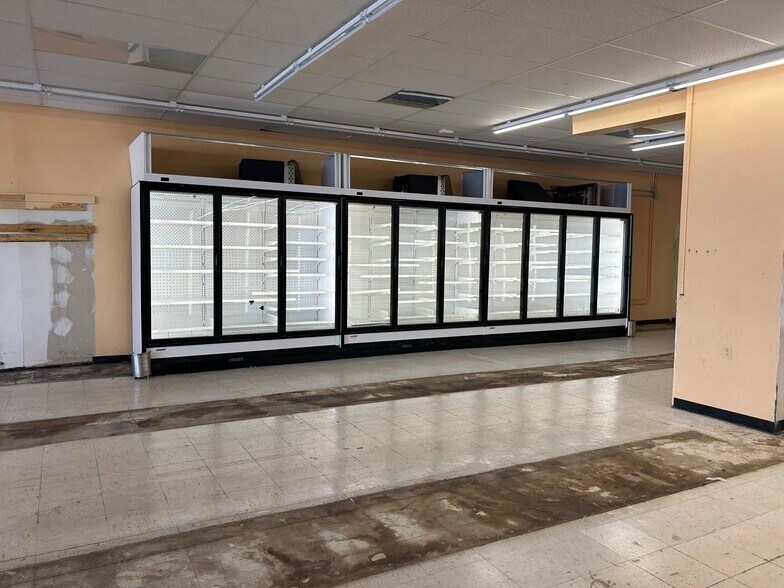 More Photos Of 1309 Pine Ave, Niagara Falls Freestanding For Lease