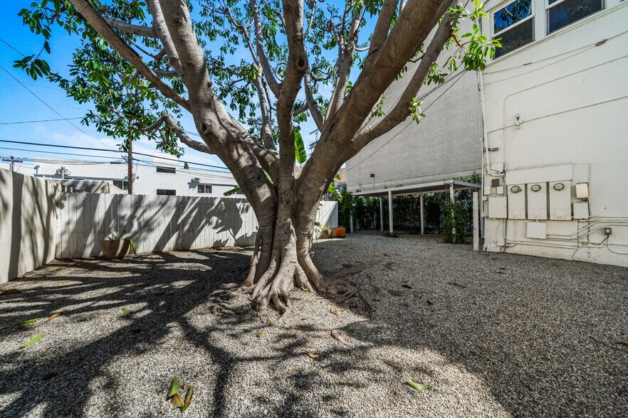 More Photos Of 1020-1024 S Robertson Blvd, Los Angeles Freestanding For Lease