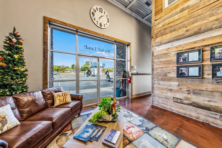 More Photos Of 3811 Crater Lake Hwy, Medford Warehouse For Sale