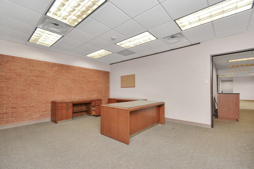 More Photos Of 1500 W Highway 6, Alvin Truck Terminal For Lease