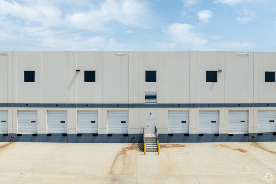 More Photos Of 2100 Chisholm Trail Rd, Round Rock Distribution For Lease