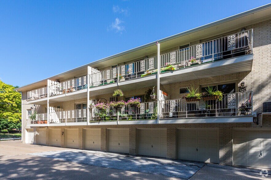 More Photos Of 1718 9th Ave, Moline Apartments For Sale