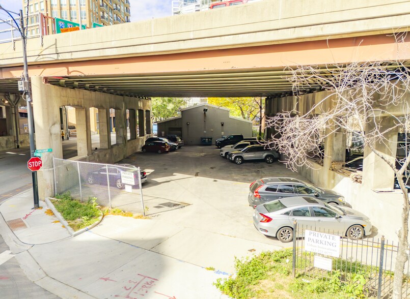 More Photos Of 430 W Ohio St, Chicago Showroom For Sale