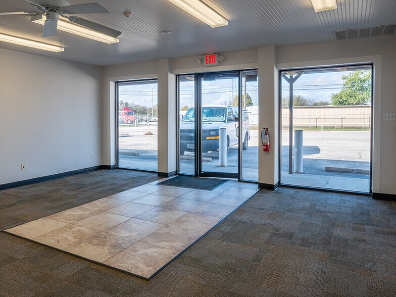 More Photos Of 108 McNutt Rd, Hutto Warehouse For Lease