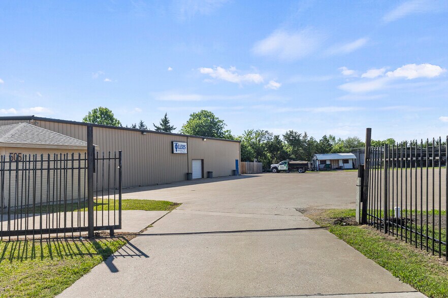 More Photos Of 505 County Line Rd, Rockwall Flex For Sale