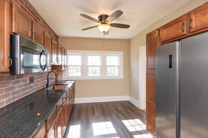 More Photos Of 422 E Main St, Brownsburg Office For Sale