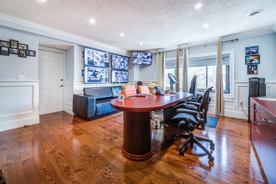 More Photos Of 25 Saint Charles St, Thornwood Distribution For Sale