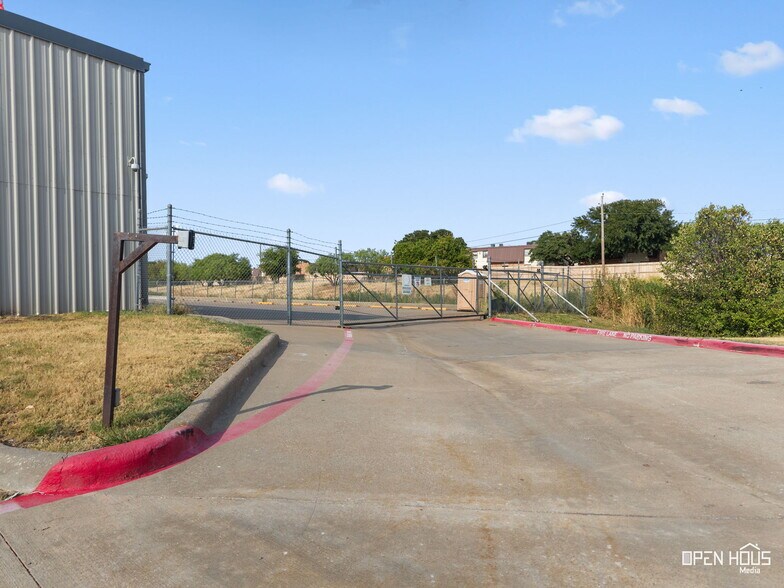 More Photos Of 2701 Southridge Dr, Wichita Falls Distribution For Lease