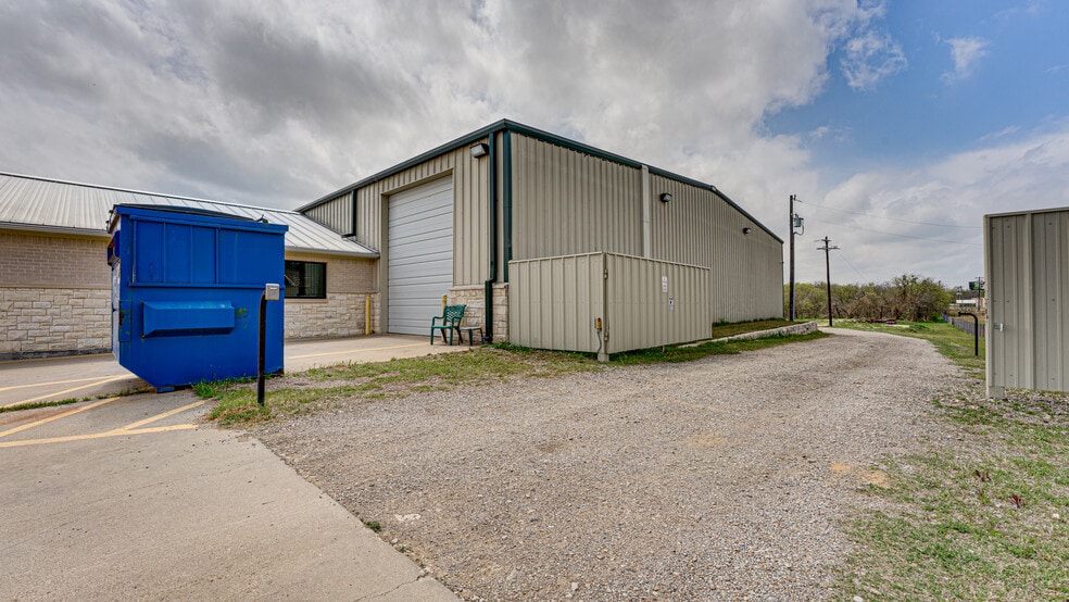 More Photos Of 350 English Trl, Venus Warehouse For Lease
