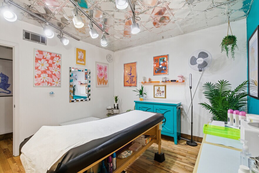 More Photos Of 738 W Davis St, Dallas Medical For Sale