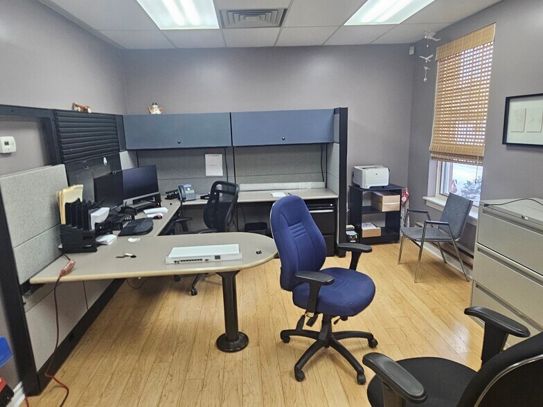 More Photos Of 30 Ridgeway Cir, Woodstock Office For Sale