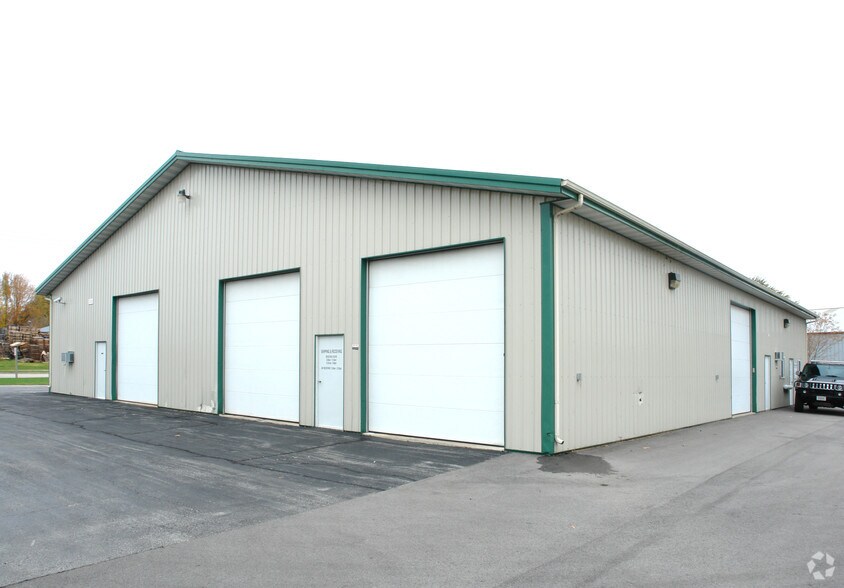 More Photos Of 2803 Packerland Dr, Green Bay Warehouse For Lease