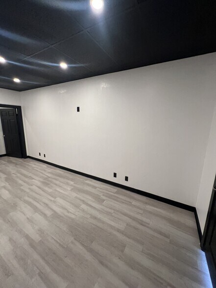 More Photos Of 31546 Railroad Canyon Rd, Canyon Lake Freestanding For Lease