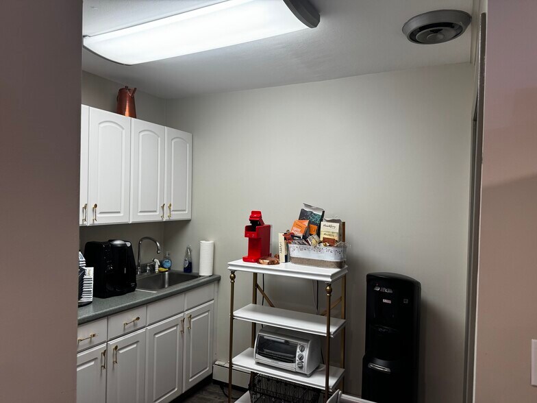 More Photos Of 20 Hicksville Rd, Massapequa Medical For Lease