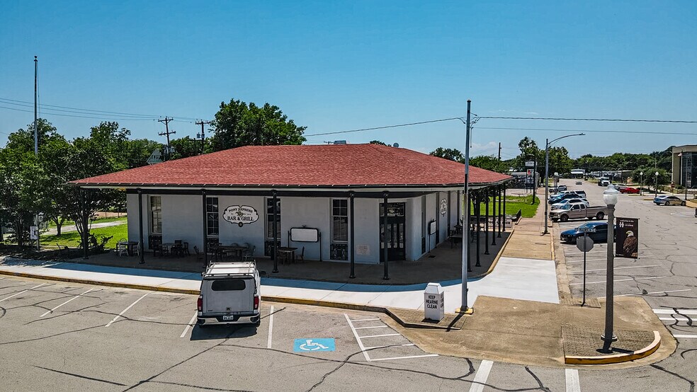 More Photos Of 302 S Magnolia St, Hearne Restaurant For Sale