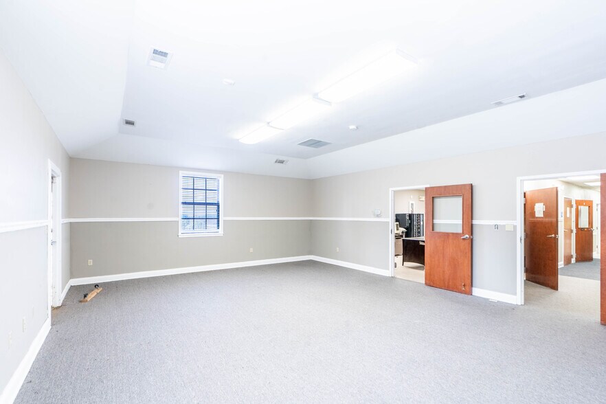 More Photos Of 819 Newman Dr, Helena Office For Sale