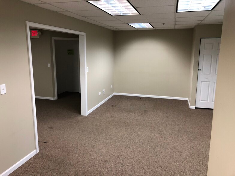 More Photos Of 189 Poplar Pl, North Aurora Warehouse For Lease