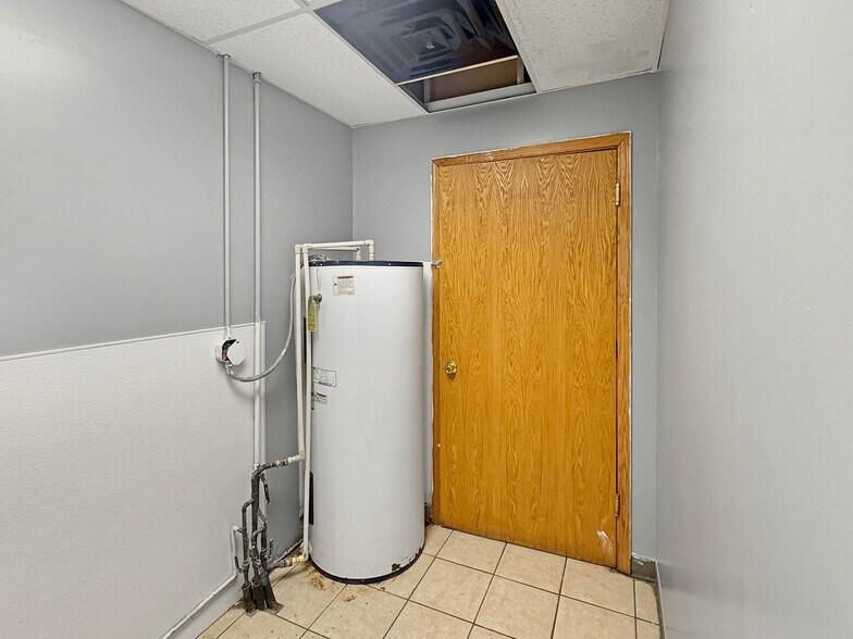 More Photos Of 2920-2926 Merle Hay Rd, Des Moines General Retail For Sale