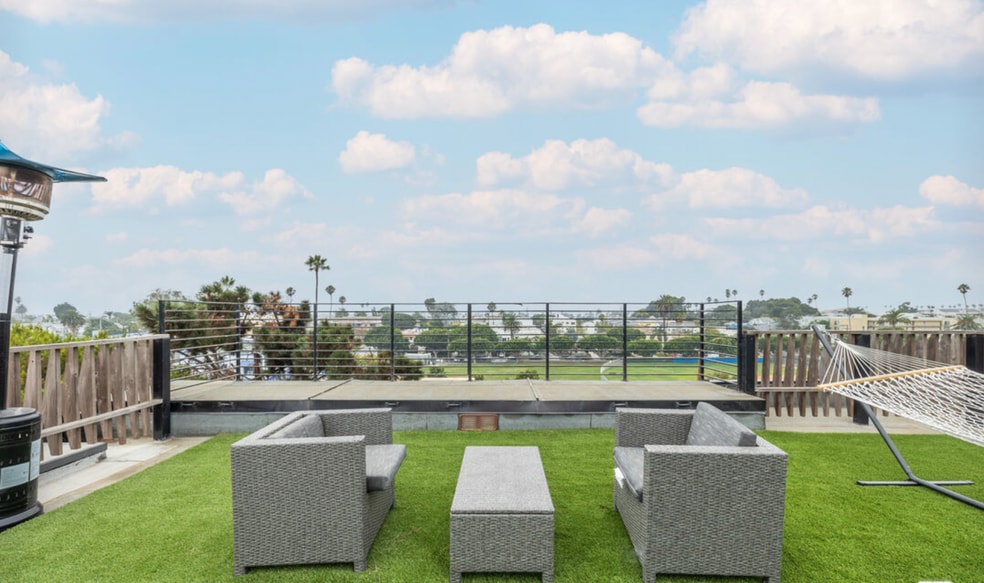 More Photos Of 2460 Beverley Ave, Santa Monica Flex For Sale