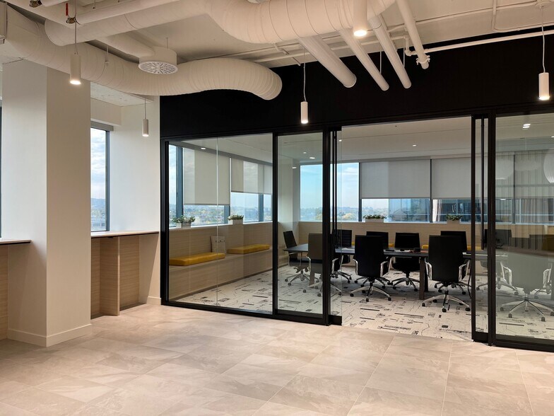 More Photos Of 110 Boul Crémazie O, Montréal Office For Lease