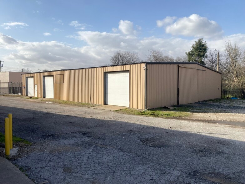 More Photos Of 2463-2517 S Riverside Dr, Fort Worth Industrial For Sale