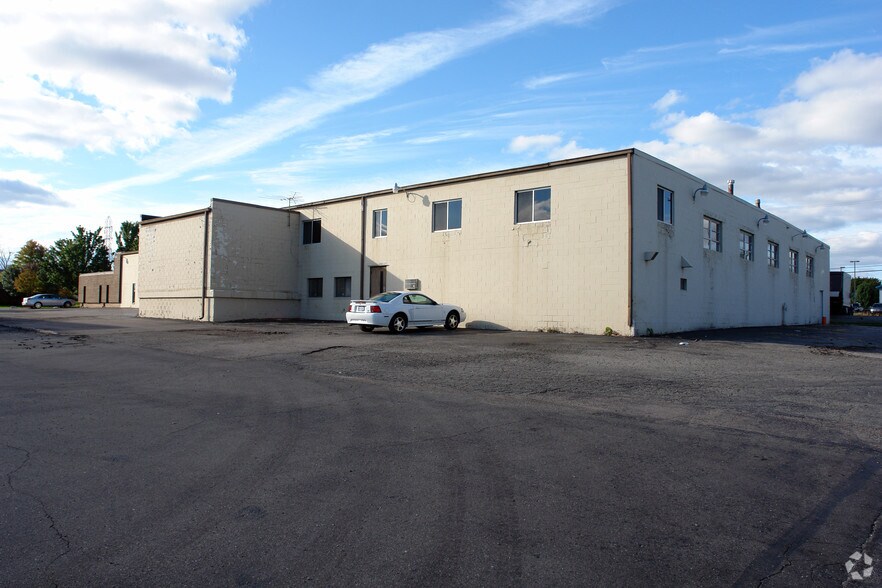 More Photos Of 23936 Industrial Park Dr, Farmington Hills Warehouse For Lease