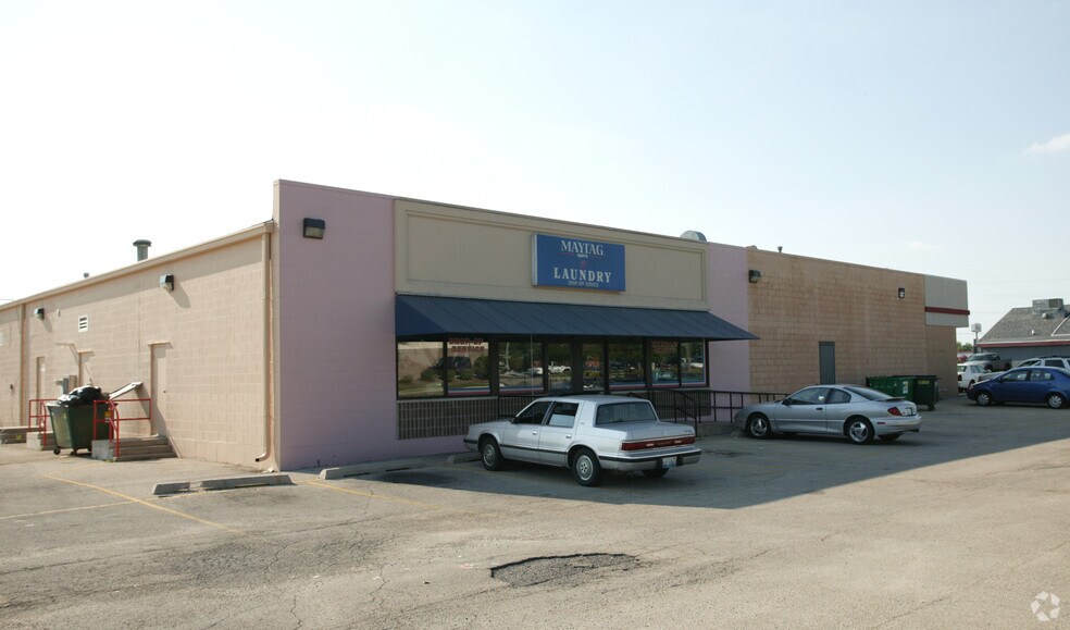 More Photos Of 342-380 W Chrysler Dr, Belvidere Storefront For Sale
