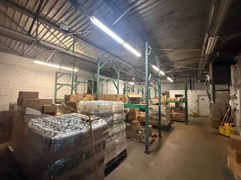 More Photos Of 503 E Oakwood St, Tyler Distribution For Sale