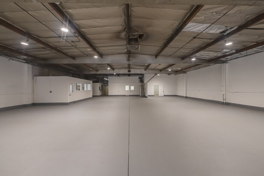 More Photos Of 19340 Londelius St, Northridge Warehouse For Sale