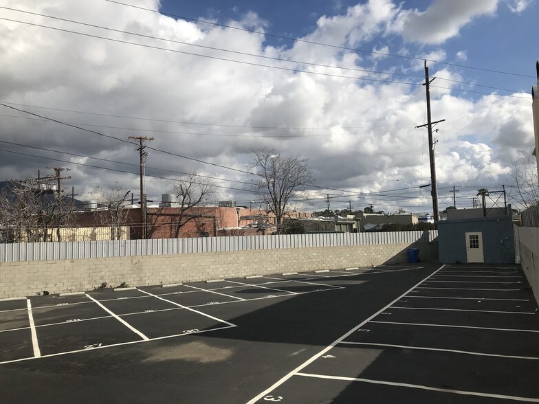 More Photos Of 418 S Lake St, Burbank Land For Lease