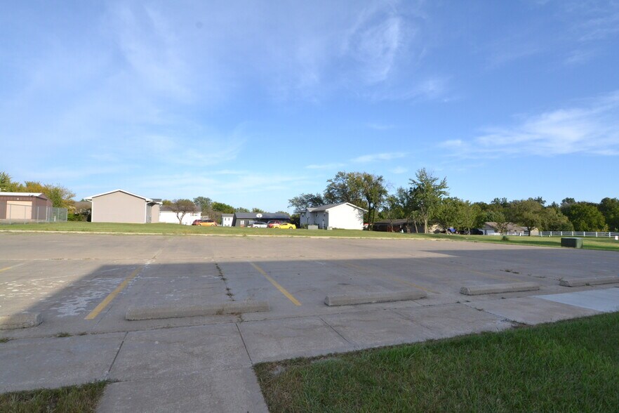 More Photos Of 1 Crown Dr, Kirksville Office For Sale