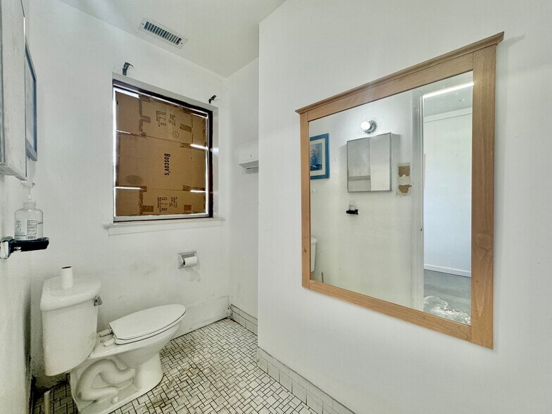 More Photos Of 120 New Hyde Park Rd, Franklin Square Showroom For Lease