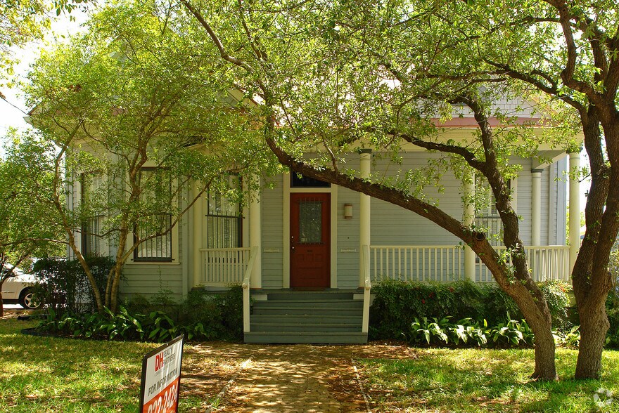More Photos Of 122 Lewis St, San Antonio Office For Sale