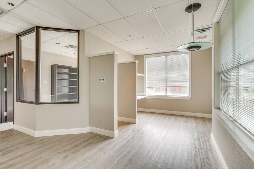 More Photos Of 1309 B W Abram St, Arlington Office For Sale
