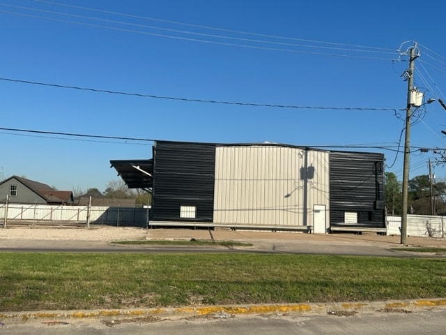 More Photos Of 7902 Irvington, Houston Warehouse For Sale