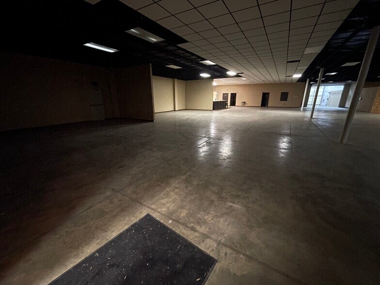 More Photos Of 2390 W Main St, Greenfield Showroom For Lease